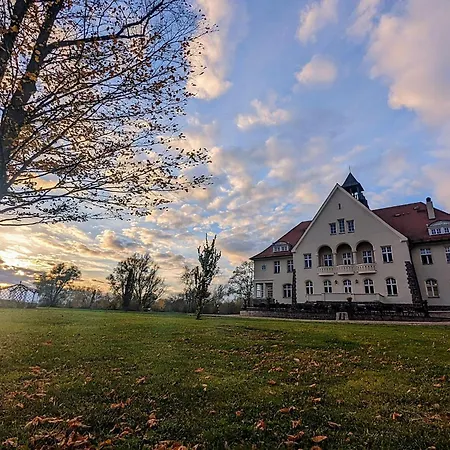 Schloss Golf & *